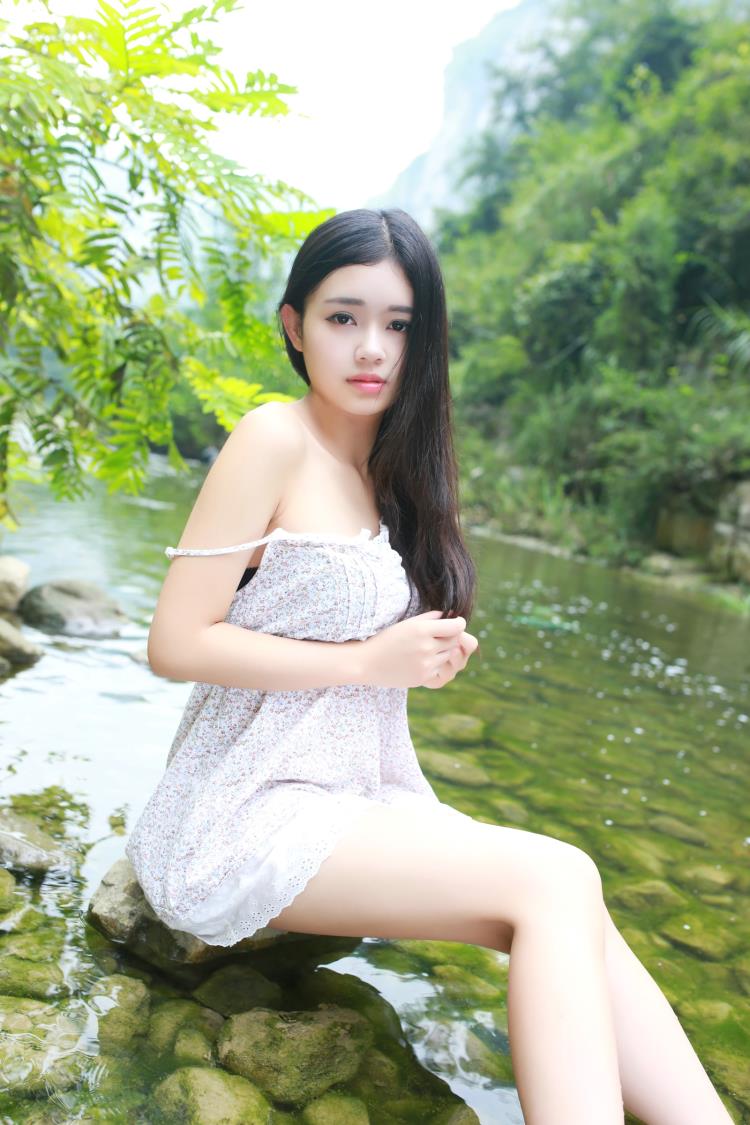 户外小清新美女诱惑高清写真图片(5)(点击浏览下一张趣图)