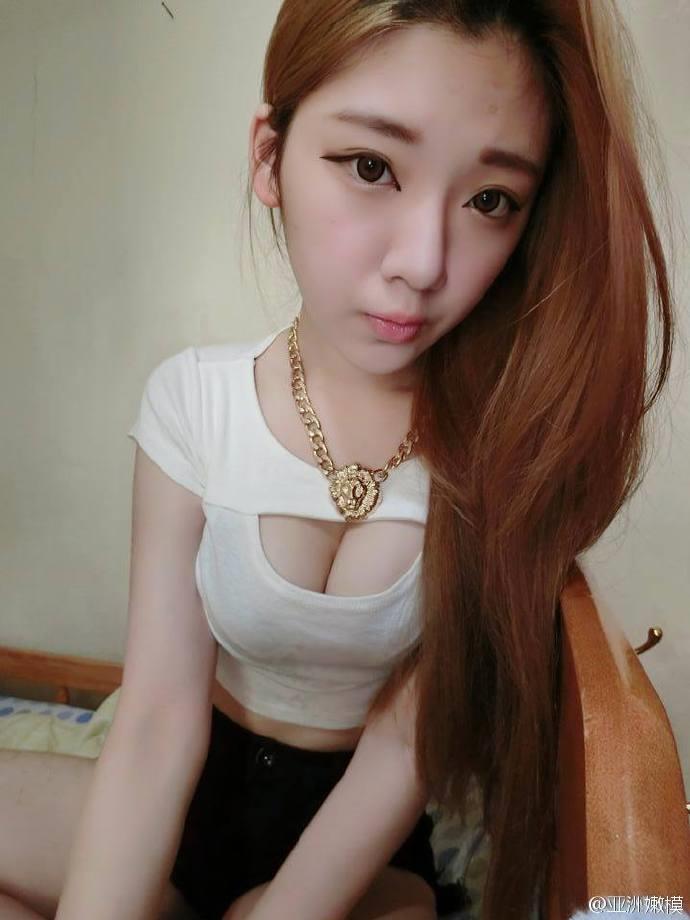 34D美胸大眼妹黄冠洁自拍生活照(2)(点击浏览下一张趣图)