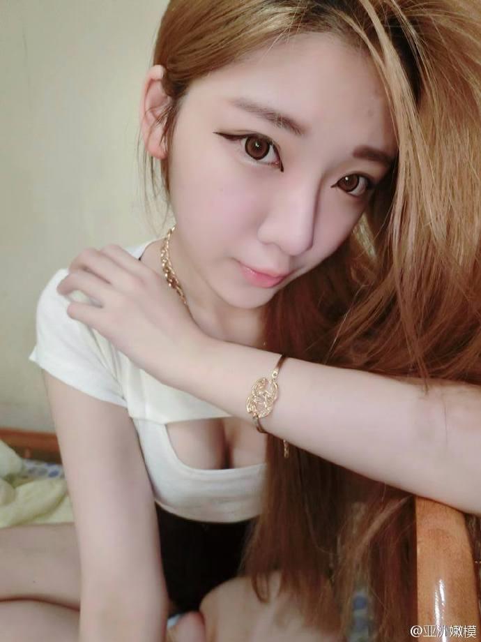 34D美胸大眼妹黄冠洁自拍生活照(7)(点击浏览下一张趣图)