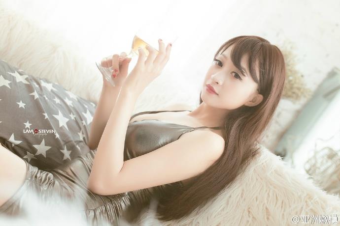 金属质感低胸吊带裙性感美女图片(5)(点击浏览下一张趣图)