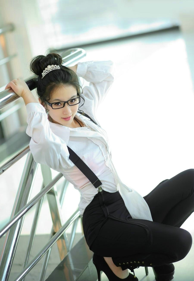美女OL白领写字楼搔首弄姿诱人写真(点击浏览下一张趣图)