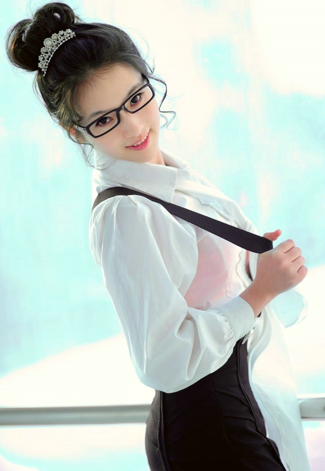 美女OL白领写字楼搔首弄姿诱人写真(7)(点击浏览下一张趣图)