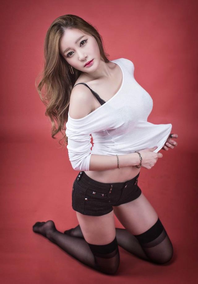 性感丰满韩国美女黑丝诱惑写真照(2)(点击浏览下一张趣图)
