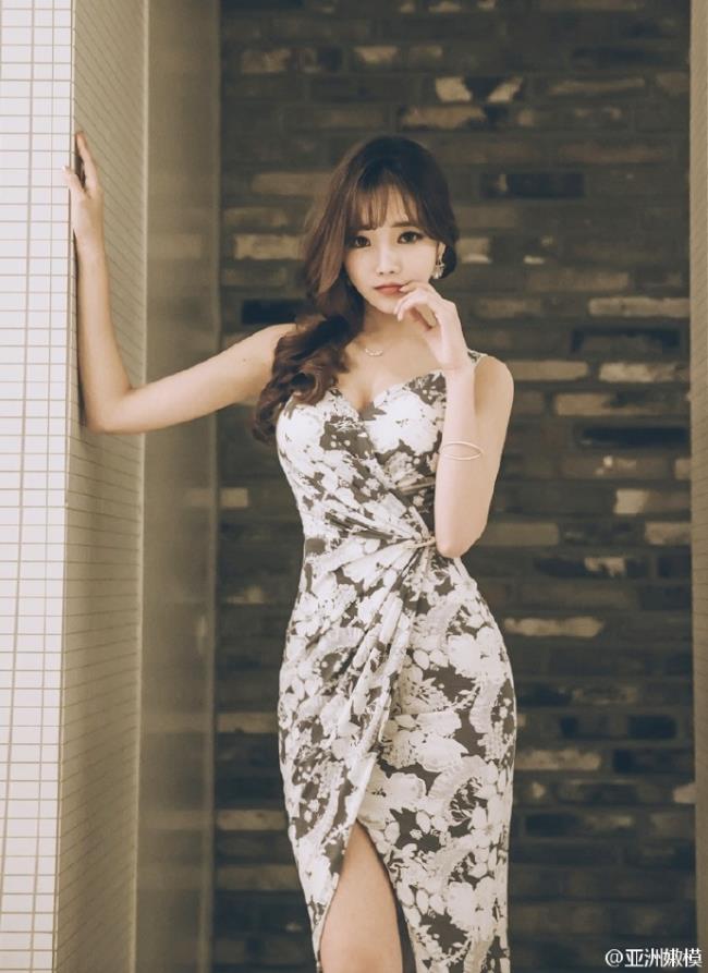 火辣身材诱惑性感美女大尺度写真(5)(点击浏览下一张趣图)