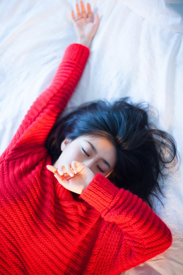 红色毛衣的气质美女私房性感图片(2)(点击浏览下一张趣图)