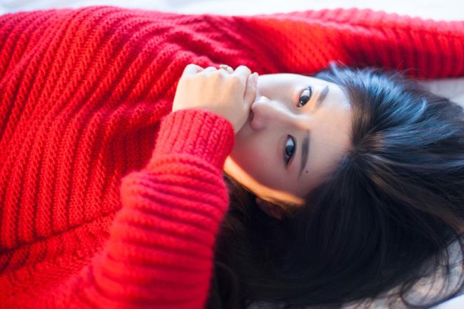 红色毛衣的气质美女私房性感图片(3)(点击浏览下一张趣图)