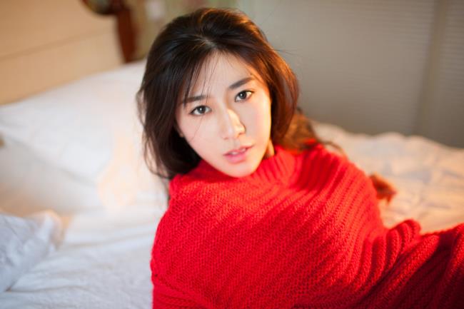 红色毛衣的气质美女私房性感图片(4)(点击浏览下一张趣图)