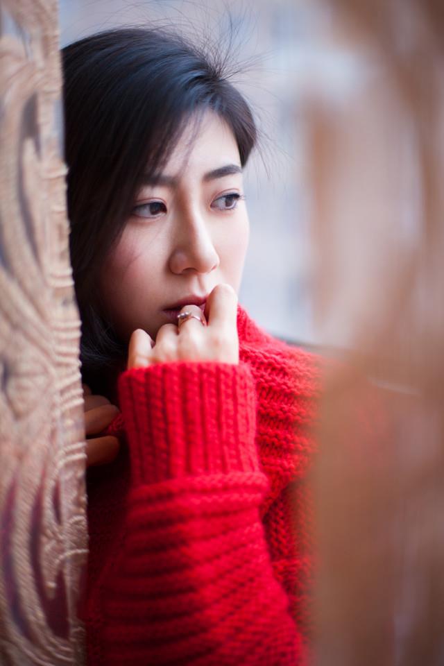 红色毛衣的气质美女私房性感图片(6)(点击浏览下一张趣图)