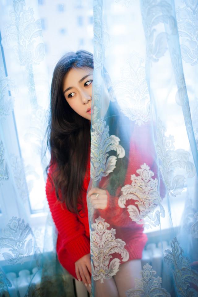 红色毛衣的气质美女私房性感图片(8)(点击浏览下一张趣图)