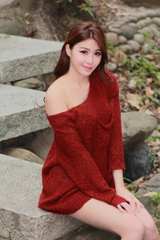 邬育錡性感红色毛衣裙户外摄影写真(6)(点击浏览下一张趣图)