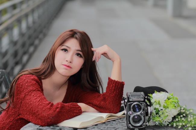 邬育錡性感红色毛衣裙户外摄影写真(10)(点击浏览下一张趣图)