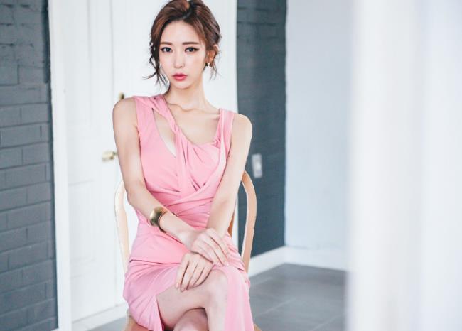 粉色低胸连衣裙性感美女诱惑写真图片(3)(点击浏览下一张趣图)