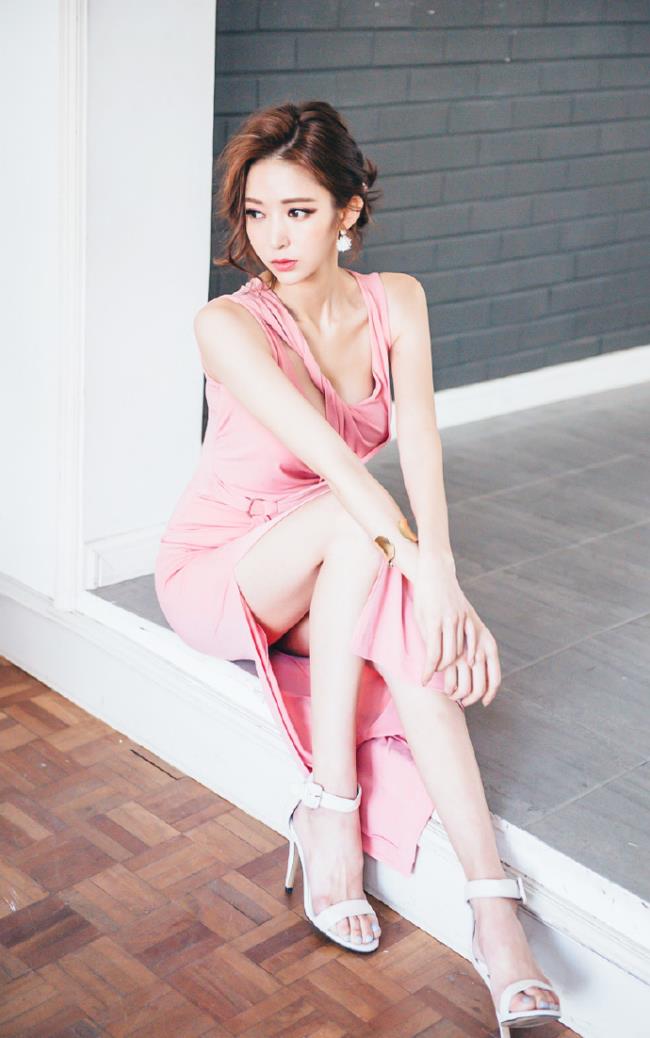 粉色低胸连衣裙性感美女诱惑写真图片(5)(点击浏览下一张趣图)