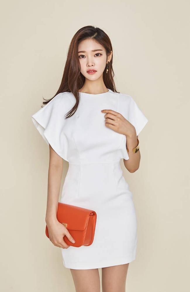 白色制服性感职业装高跟鞋美女图片(2)(点击浏览下一张趣图)