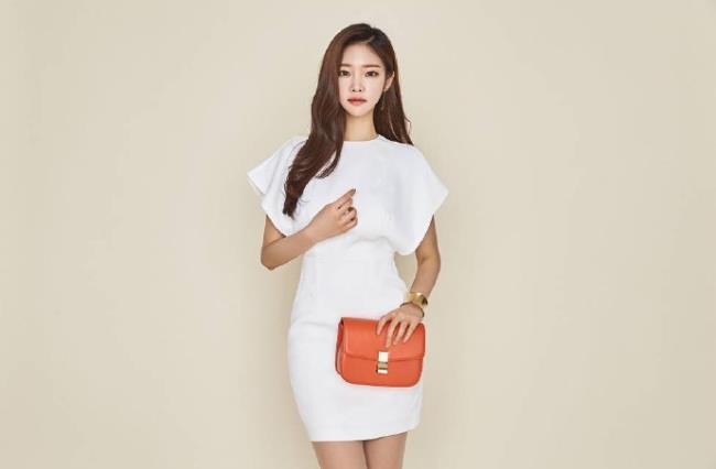 白色制服性感职业装高跟鞋美女图片(5)(点击浏览下一张趣图)