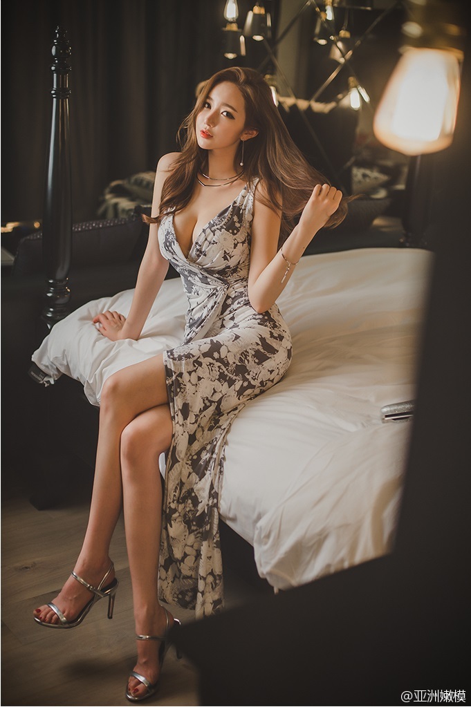 低胸连衣裙性感美女诱惑私房美照(2)(点击浏览下一张趣图)