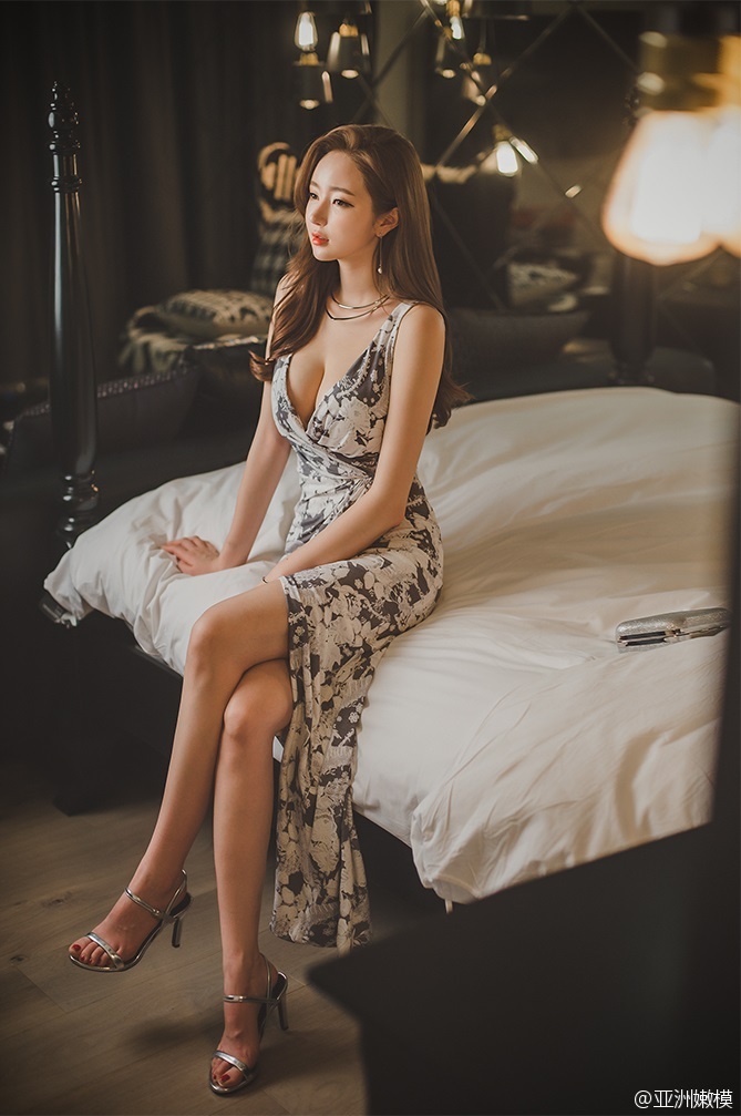 低胸连衣裙性感美女诱惑私房美照(6)(点击浏览下一张趣图)