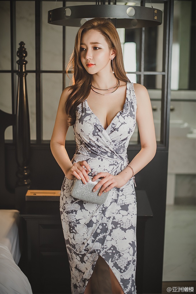 低胸连衣裙性感美女诱惑私房美照(9)(点击浏览下一张趣图)