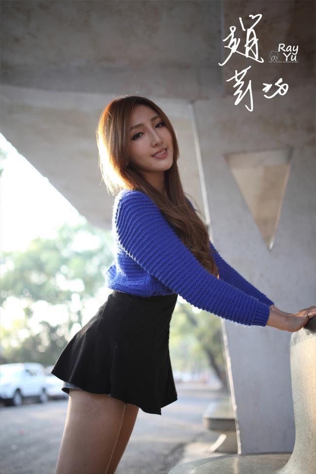 性感美女赵芸蓝色毛衣黑色短裙性感写真图片(点击浏览下一张趣图)
