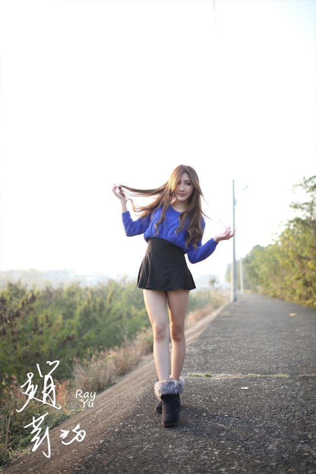 性感美女赵芸蓝色毛衣黑色短裙性感写真图片(5)(点击浏览下一张趣图)