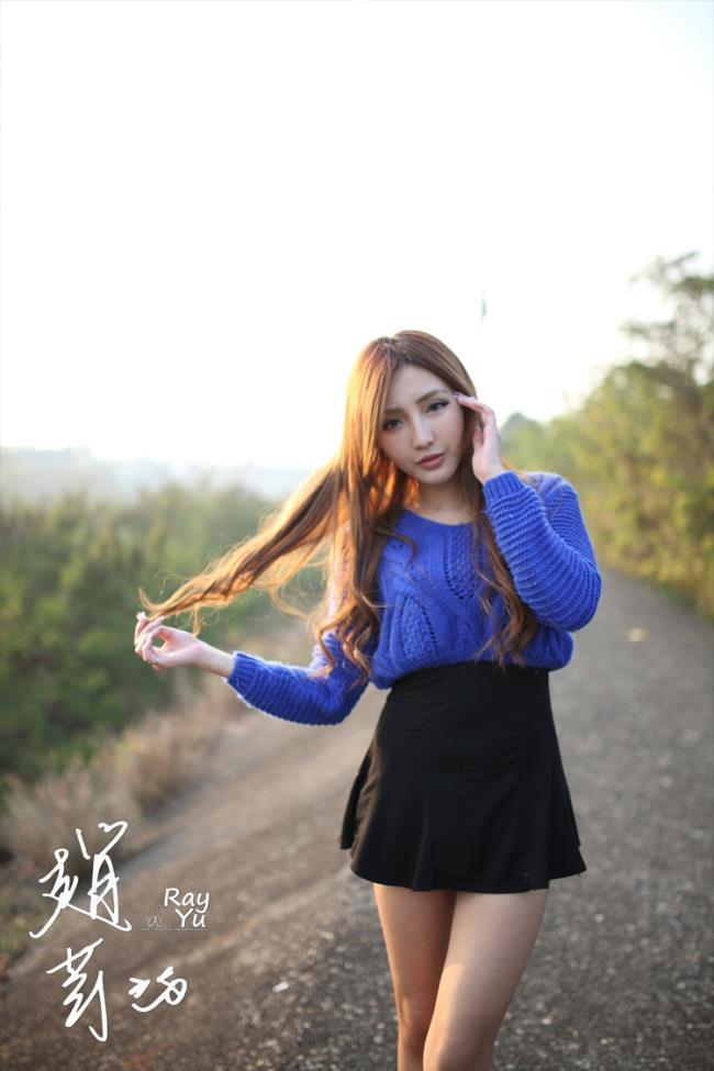 性感美女赵芸蓝色毛衣黑色短裙性感写真图片(7)(点击浏览下一张趣图)
