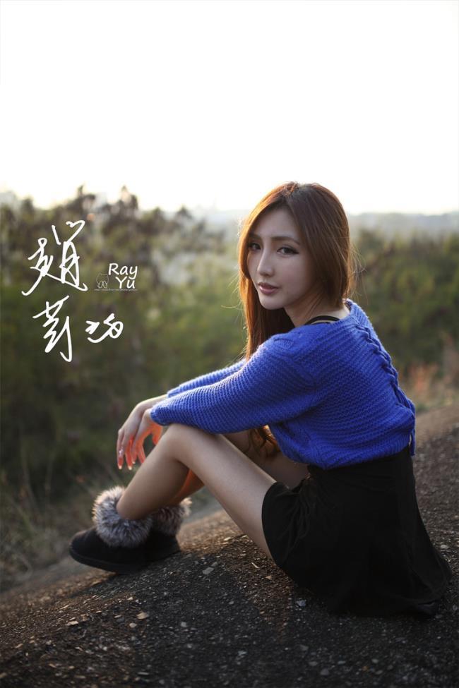 性感美女赵芸蓝色毛衣黑色短裙性感写真图片(9)(点击浏览下一张趣图)