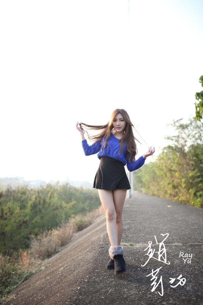 性感美女赵芸蓝色毛衣黑色短裙性感写真图片(10)(点击浏览下一张趣图)