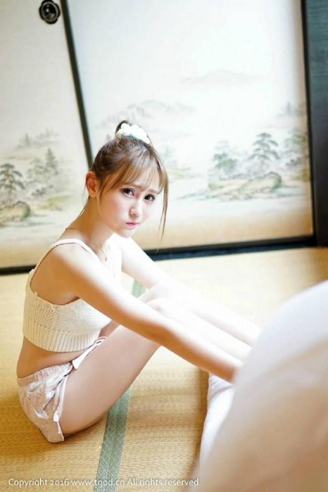 俏皮可爱丸子头小美女榻榻米居家写真(7)(点击浏览下一张趣图)