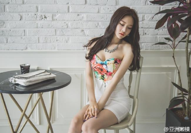 长腿翘臀极致喷血诱惑性感美女图片(3)(点击浏览下一张趣图)