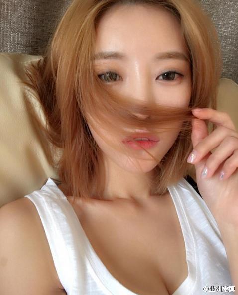 自拍是种病系列大胸女神自拍生活照(10)(点击浏览下一张趣图)