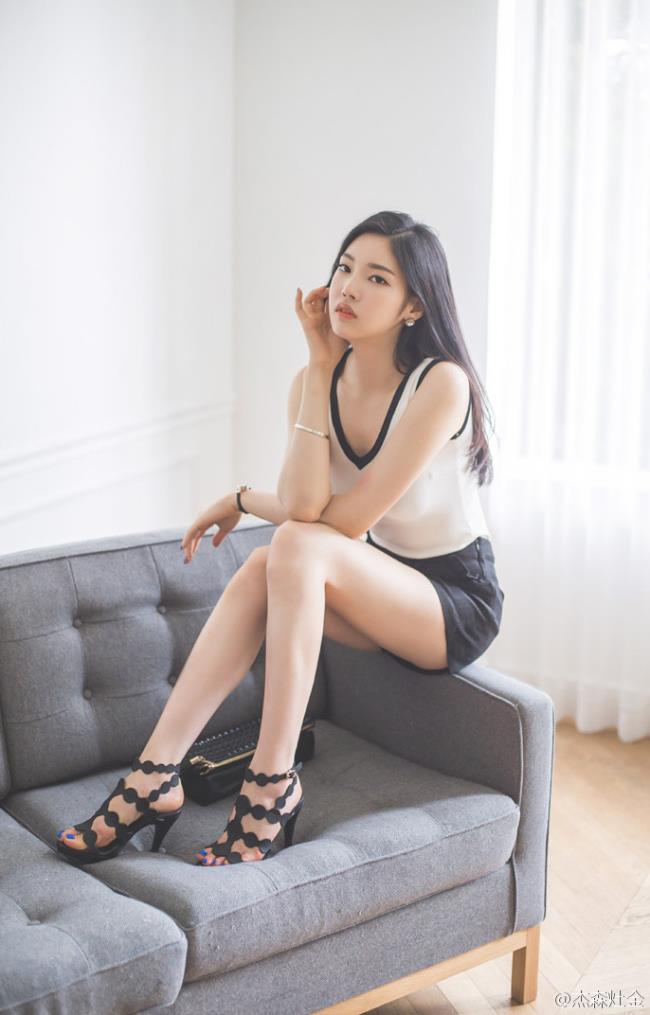性感高跟鞋美女长腿翘臀诱惑写真(4)(点击浏览下一张趣图)
