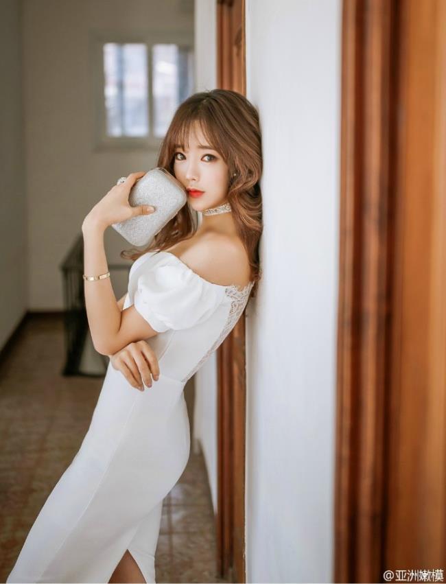 白色低胸连衣裙性感美女诱惑写真(4)(点击浏览下一张趣图)