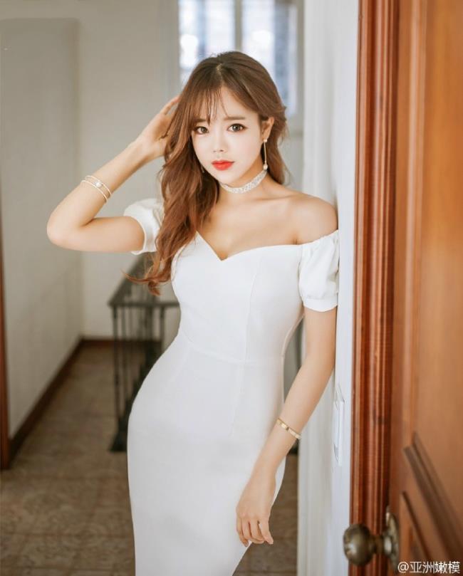 白色低胸连衣裙性感美女诱惑写真(7)(点击浏览下一张趣图)