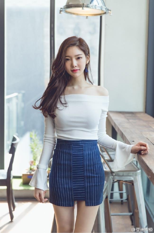 超短裙性感长腿美女诱惑高清写真(点击浏览下一张趣图)