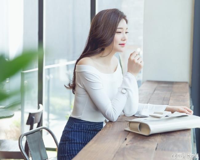 超短裙性感长腿美女诱惑高清写真(5)(点击浏览下一张趣图)