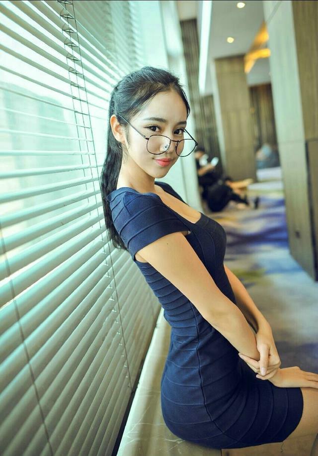 清纯眼镜小秘办公诱惑写真图片(5)(点击浏览下一张趣图)