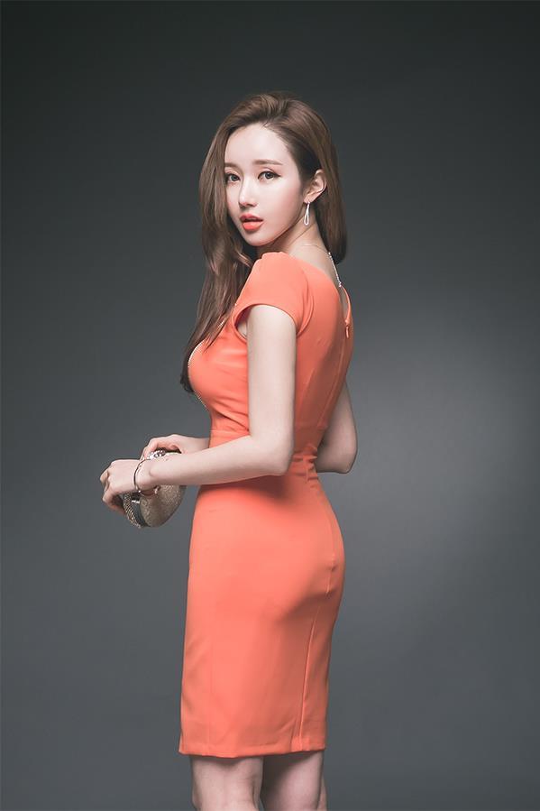 橘黄色连衣裙性感OL美女诱惑写真照(点击浏览下一张趣图)