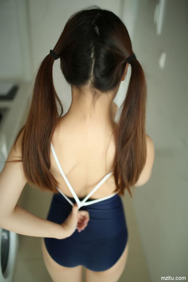 Carol酱性感泳衣装湿身诱惑图片(8)(点击浏览下一张趣图)