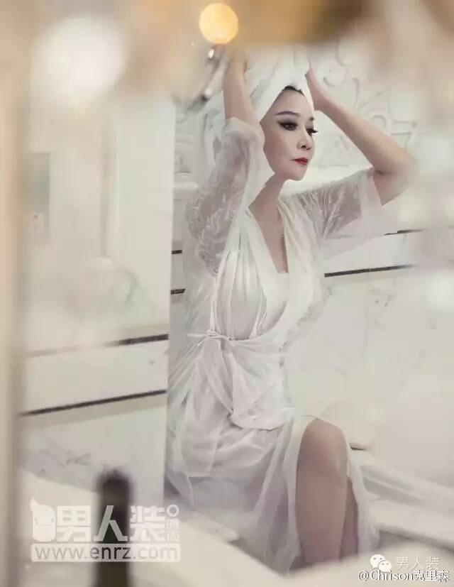 春晚皇后蔡明男人装杂志性感优雅风图集(8)(点击浏览下一张趣图)