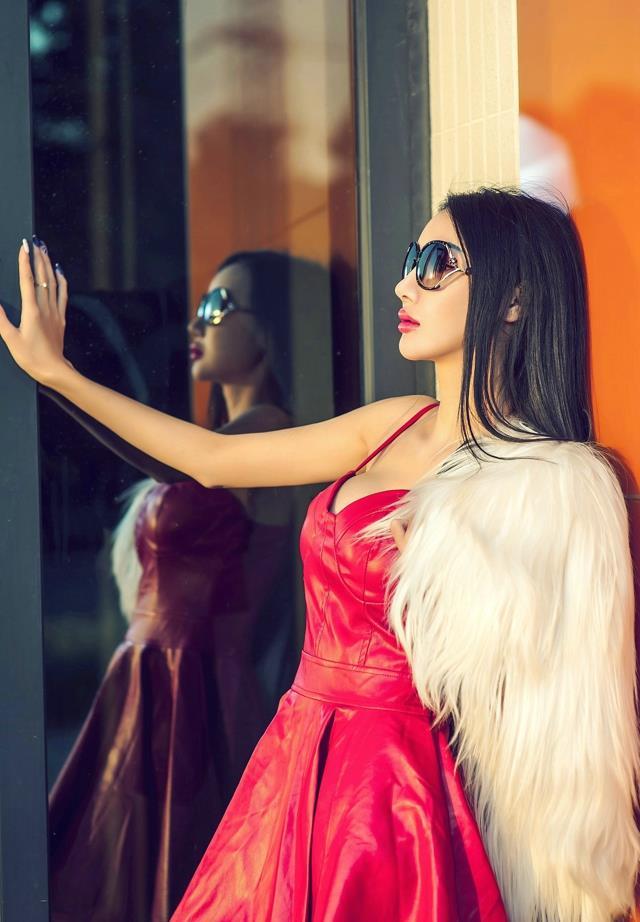 推女神婕西儿护士皮衣诱惑街拍写真(点击浏览下一张趣图)