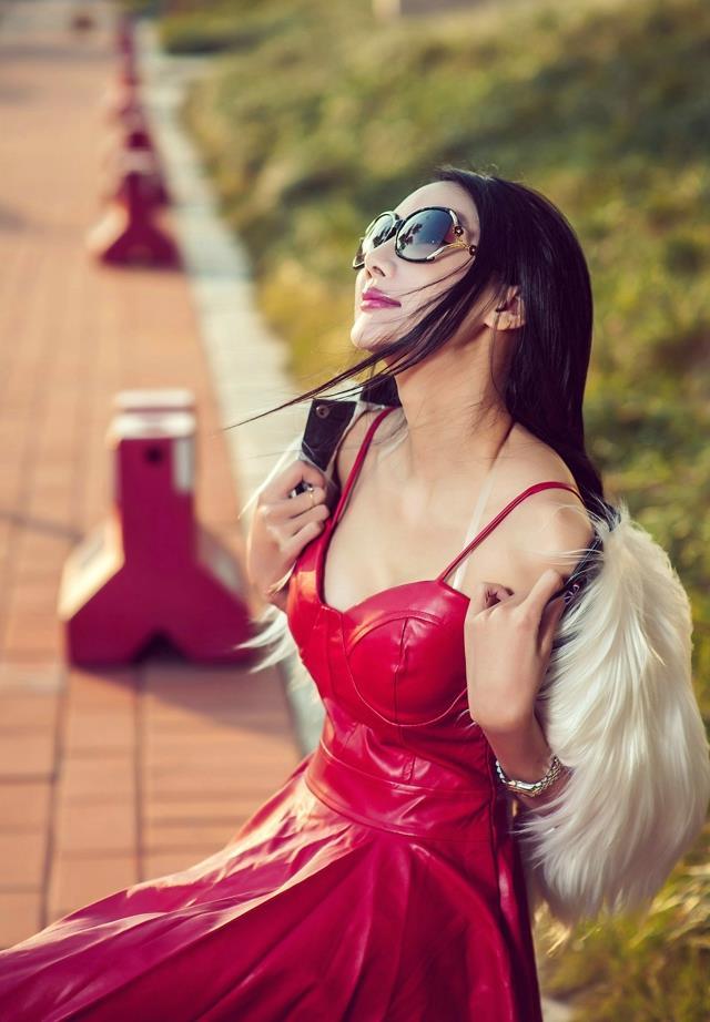 推女神婕西儿护士皮衣诱惑街拍写真(2)(点击浏览下一张趣图)