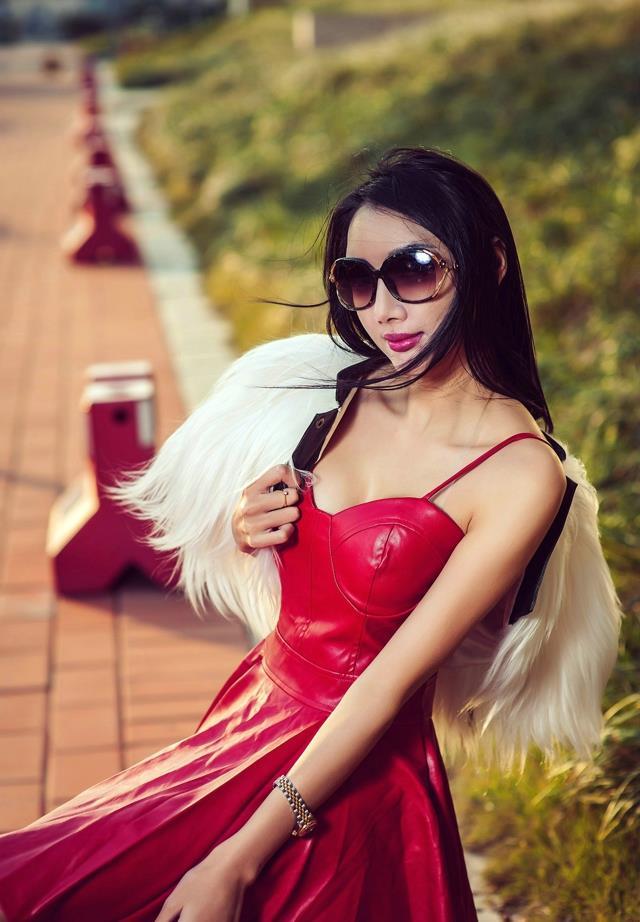 推女神婕西儿护士皮衣诱惑街拍写真(3)(点击浏览下一张趣图)