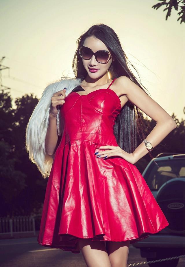 推女神婕西儿护士皮衣诱惑街拍写真(5)(点击浏览下一张趣图)