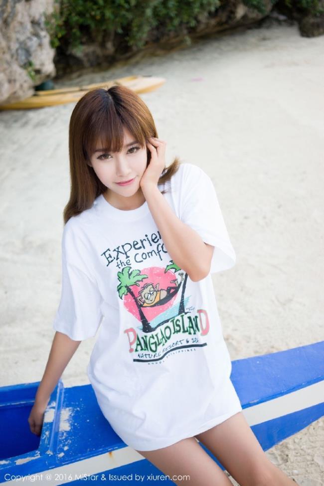 掀起上衣的性感爆乳美女诱惑写真照(2)(点击浏览下一张趣图)