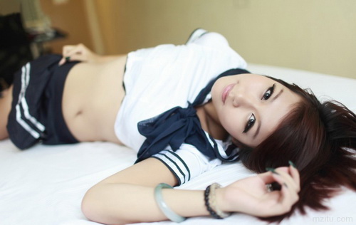 手伸进老师大腿 他褪下了她的衣服 我伸进同桌大腿小说(3)(点击浏览下一张趣图)
