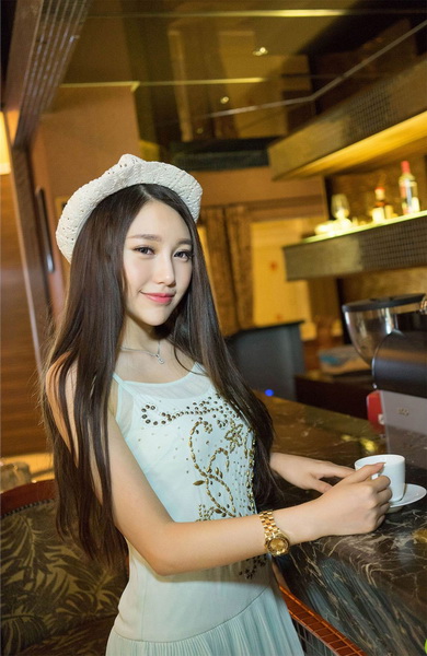 中国人骚扰金发 金发美女被掀裙 深圳街拍金发美女图片欣赏 (4)(点击浏览下一张趣图)