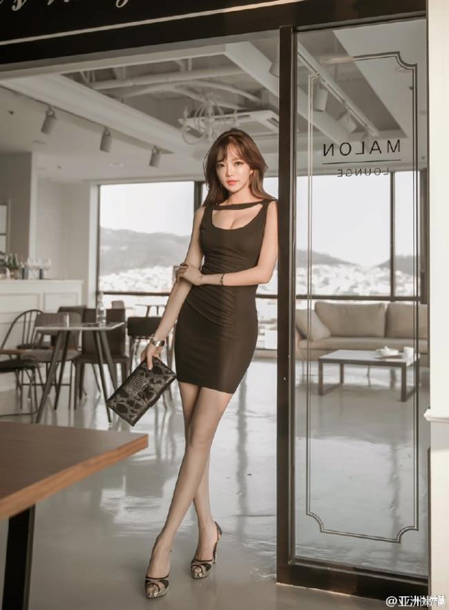阳光下的黑色连衣裙性感美女唯美写真(8)(点击浏览下一张趣图)