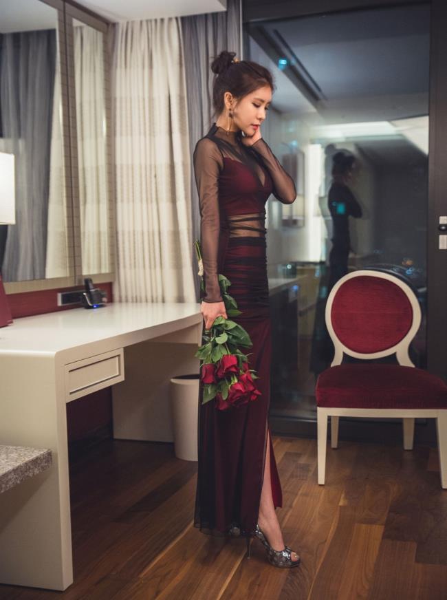 气质美女透视装大秀美腿性感写真(点击浏览下一张趣图)