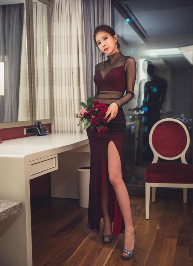气质美女透视装大秀美腿性感写真(7)(点击浏览下一张趣图)