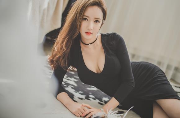 黑色开衩连衣裙气质OL美女大胆写真(点击浏览下一张趣图)